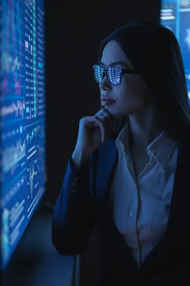 femme analyse le contenu d'un moniteur durant un audit de sécurité informatique